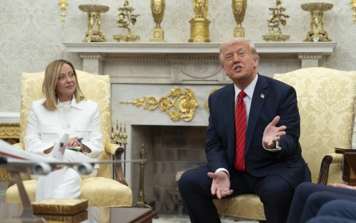 Дональд Трамп жестикулює під час розмови з Джорджою Мелоні в Овальному кабінеті