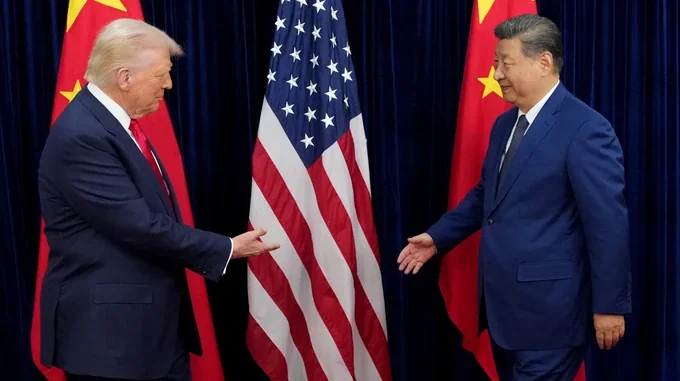 Трамп і Сі Цзіньпін тиснуть руки перед прапорами США та Китаю щодо угоди про Ормузьку протоку