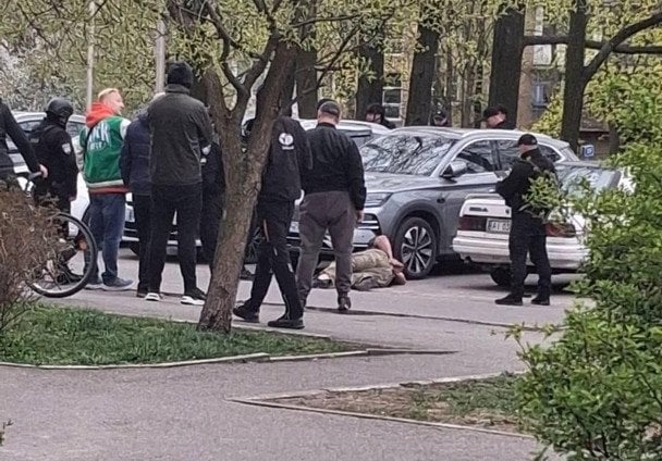 Поліцейські в Бучі затримують чоловіка після стрілянини на вулиці