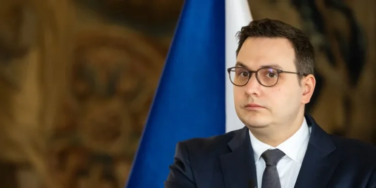 Міністр закордонних справ Чехії Петр Мацинка на тлі прапорів