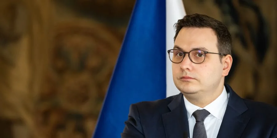 Міністр закордонних справ Чехії Петр Мацинка на тлі прапорів