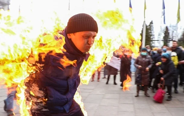 Чоловік у полумї на площі Києва під час спроби самоспалення