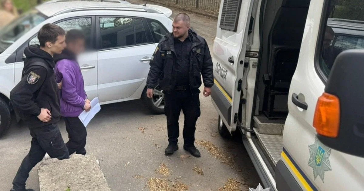 Поліцейські Києва затримують 26-річного торговця дитячою порнографією біля службової автівки.