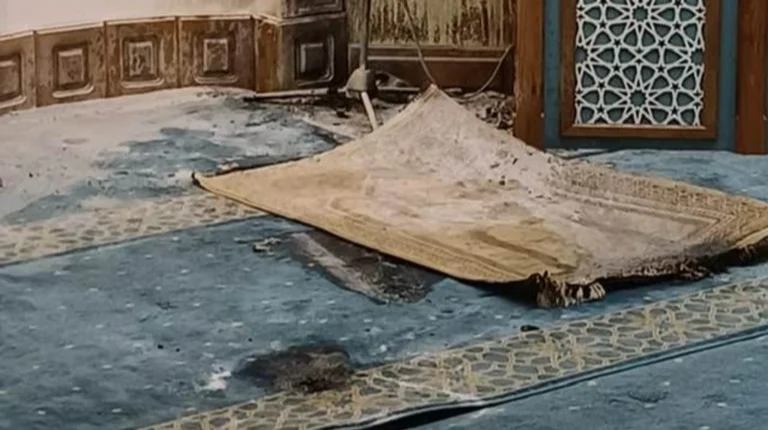 Повреждённый молитвенный ковёр в мечети Львова после атаки зажигательной смесью