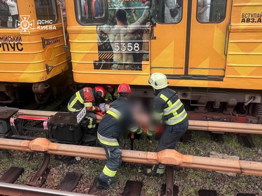 Полуголый нарушитель задерживается правоохранителями в киевском метро на Контрактовой площади