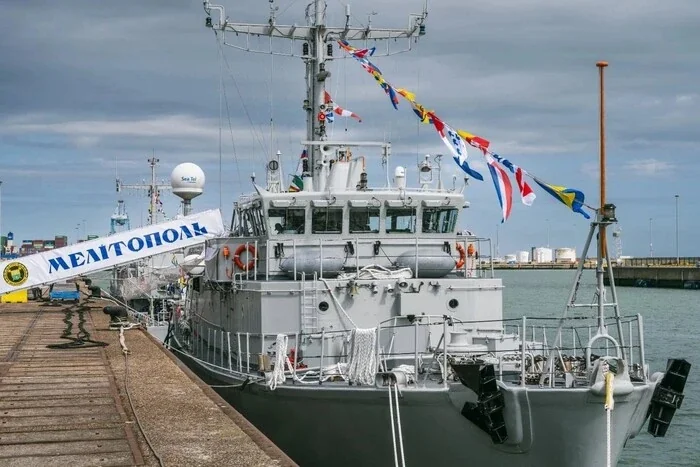 Мінний тральщик «Мелітополь» (M300) ВМС України біля причалу в Портсмуті