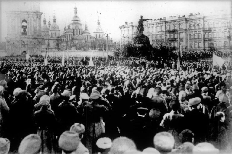 Ukrainian_pro-Tsentralna_Rada_demonstration_in_Sophia_Square,_Kyiv,_1917-03-17,_01