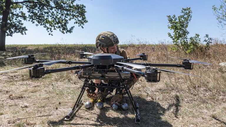 Український військовий налаштовує дрон під час атаки на Дніпро