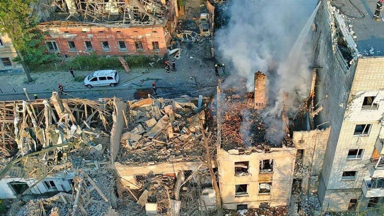 Зруйнована львівська багатоповерхівка після вибуху: дим, вогонь та уламки на вул. Юрія Липи