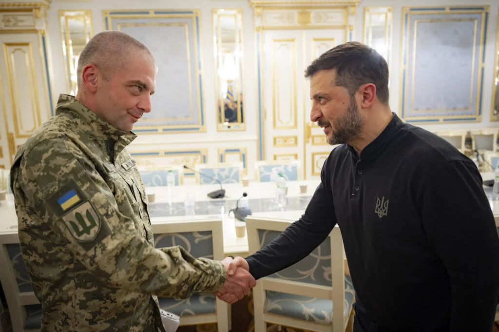 Президент Зеленський потискає руку військовому щодо безпеки для повернення українців додому
