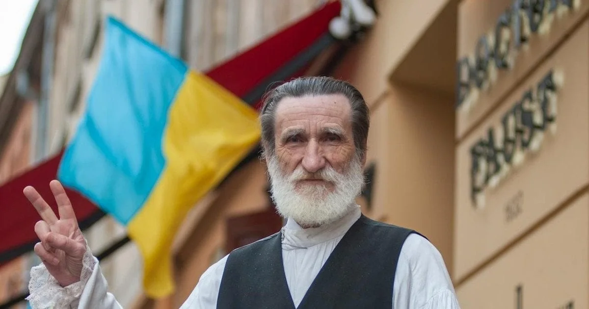 Стівен Мартінес після 27 років за чужий злочин показує знак перемоги біля прапора України