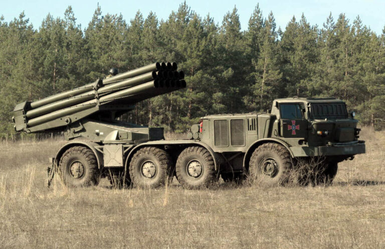 Артилеристи_однієї_з_реактивних_артилерійських_бригад_щодня_займаються_вдосконаленням_свої_майстерності_(5)_(cropped)