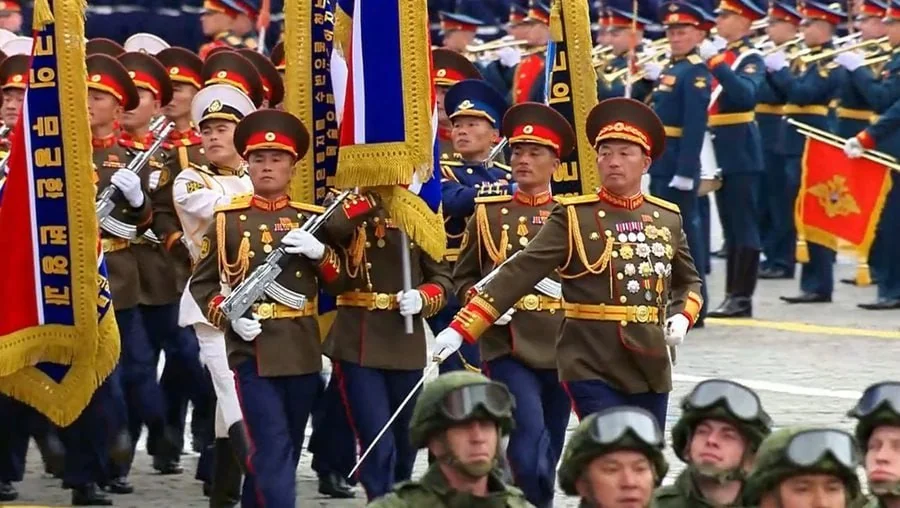 Північнокорейські солдати марширують на параді в Москві без танків
