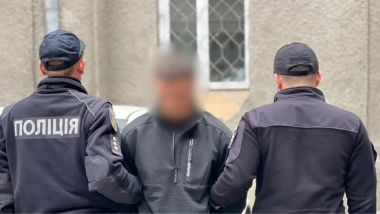 Полицейские сопровождают задержанного после нападения на 44-летнего одессита