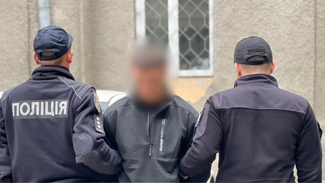 Поліцейські супроводжують затриманого після нападу на 44-річного одесита