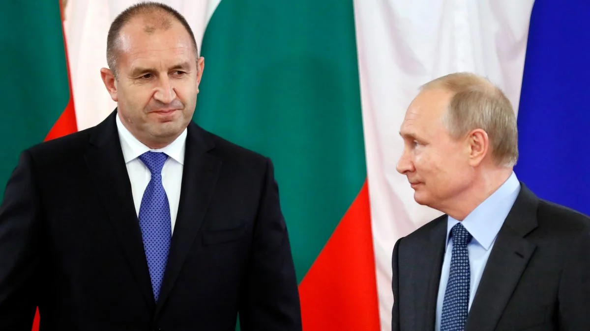 Президент Болгарії Румен Радев з Путіним на тлі прапорів Болгарії та Росії