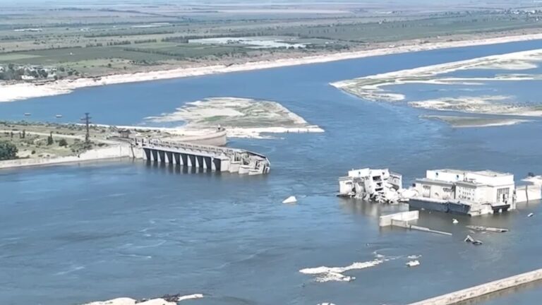 Обмелевшее Киевское водохранилище с дамбой Киевской ГЭС во время предповеневой сработки