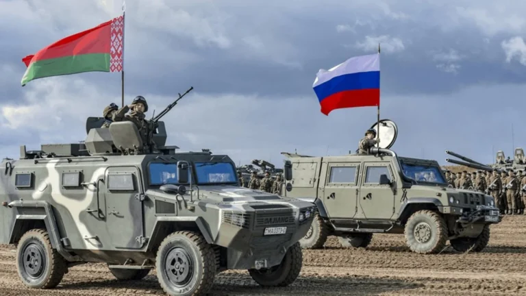 Хватит ли у РФ сил в Беларуси для нового наступления: оценка ДПСУ Российские БТРы с флагами РФ и Беларуси на полигоне для логистики наступления