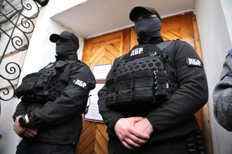 Сотрудники ДБР в тактической форме расследуют избиение бойца ногами