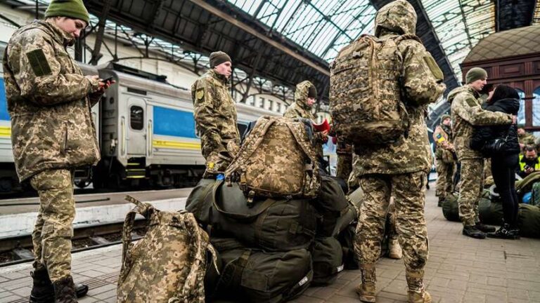 Мобілізовані ЗСУ з рюкзаками на вокзалі перед демобілізацією