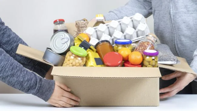 Коробка з безкоштовними продуктами для вразливих українців від держави