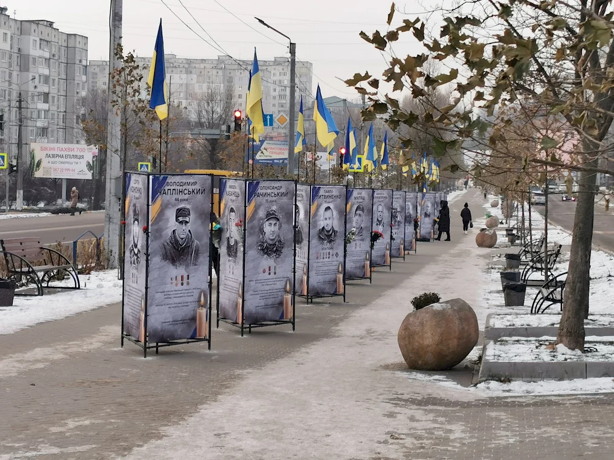 Алея Слави в Обухові з меморіальними стендами загиблих воїнів та прапорами