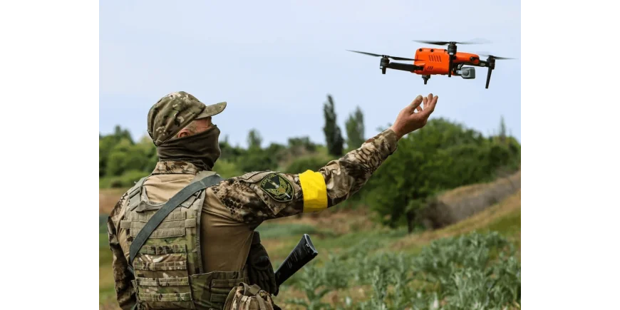 Військовий оператор керує дроном за доктриною Буданова в епоху машинної війни