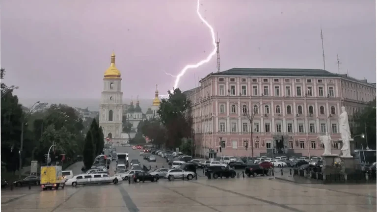 Гроза с молнией над Михайловским собором в Киеве во время дождей 8 мая