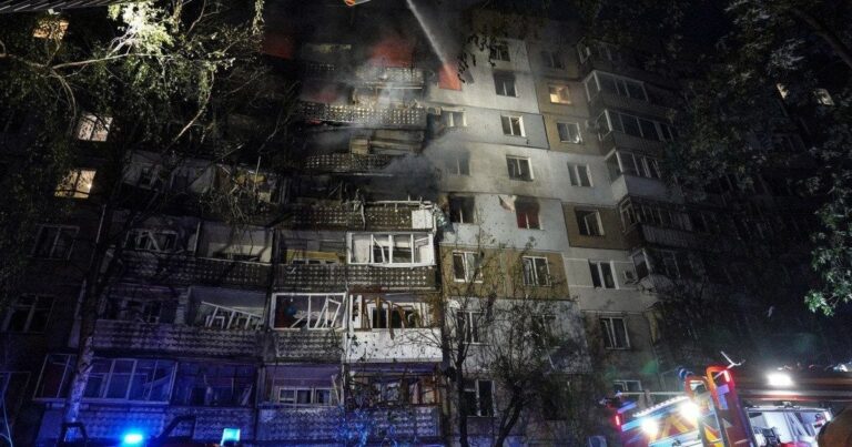 Двое погибших на Киевщине — новые детали ночного террора Повреждённый многоэтажный дом в Киевской области после ночной атаки России