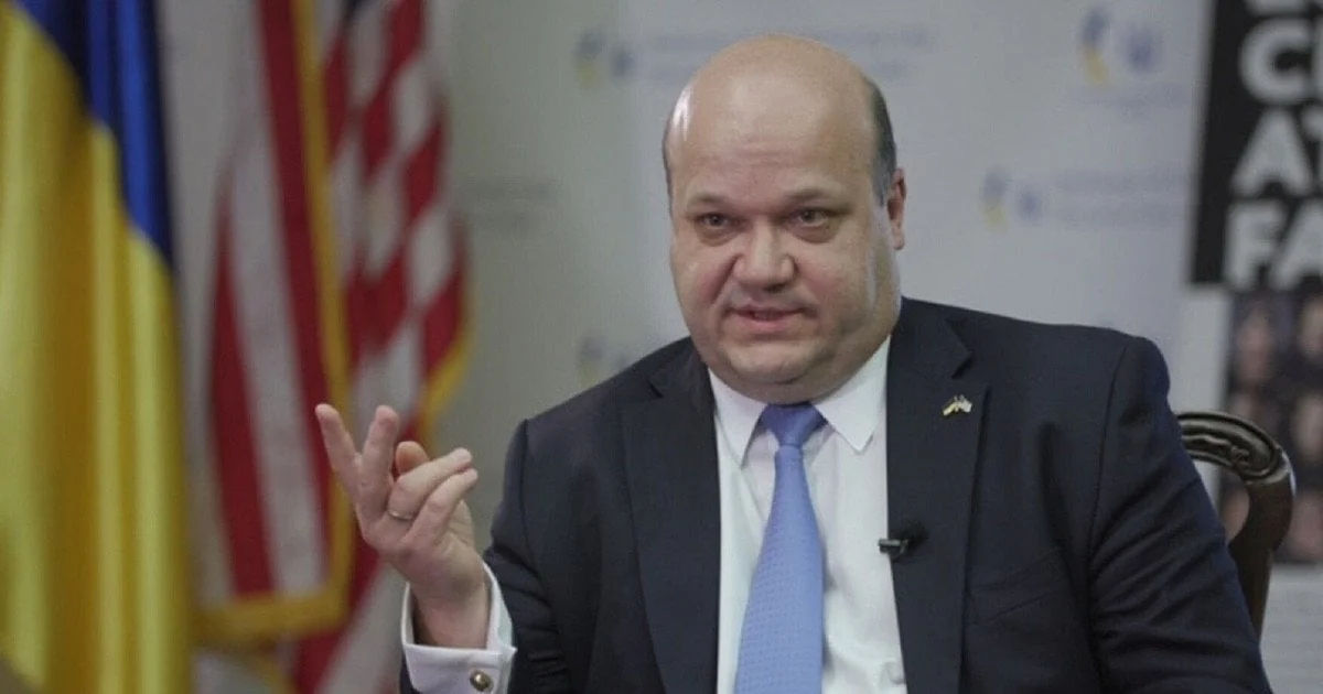 Валерій Чалий жестикулює під прапорами України та США про три сценарії війни