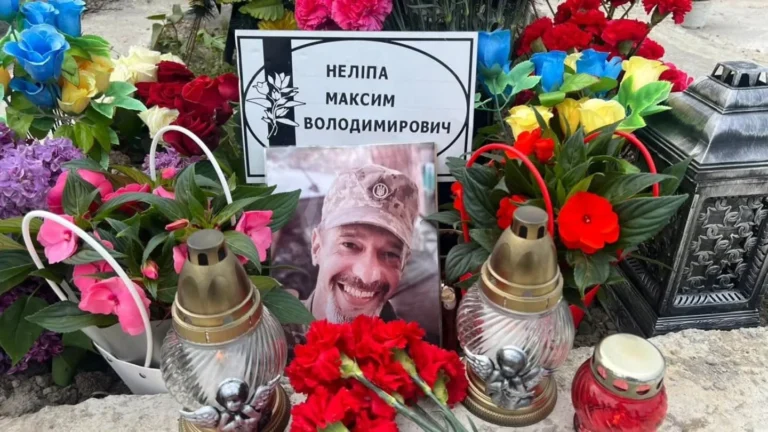 Могила шоумена-воина Максима Нелипы с портретом и цветами на кладбище