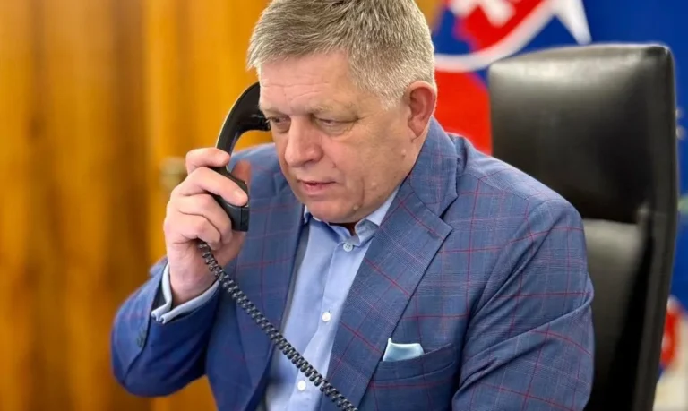Роберт Фицо разговаривает по телефону после встречи с Зеленским