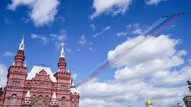 Кремль з пролітом винищувачів у червоному диму напередодні 9 травня