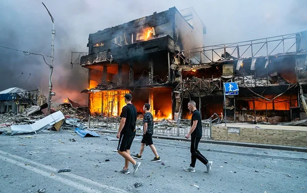 Палаюча будівля в Києві після масованого удару 24 травня