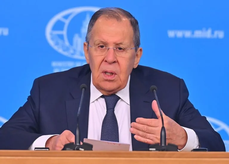 Сергей Лавров заявляет об исторической справедливости войны в Украине на брифинге