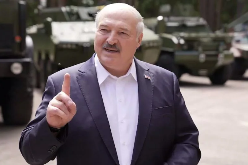 Лукашенко вказує пальцем на тлі військової техніки під час огляду «Іскандерів»
