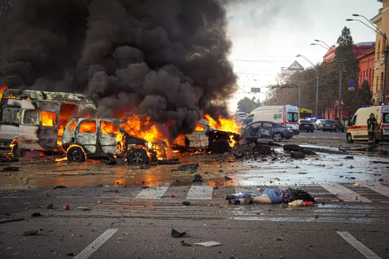 Массированный удар по Киеву: 69 пострадавших и двое погибших Горящие авто и погибший человек на улицах Киева после удара РФ