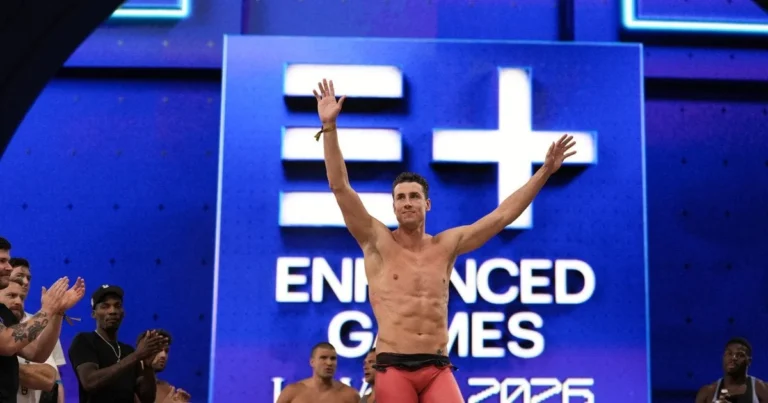 Кристиан Гколомеев празднует победу на Enhanced Games 2026