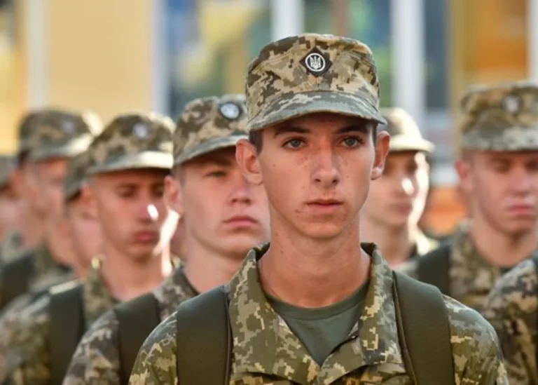 Мобілізовані чоловіки до 25 років у формі ЗСУ на стройовому огляді