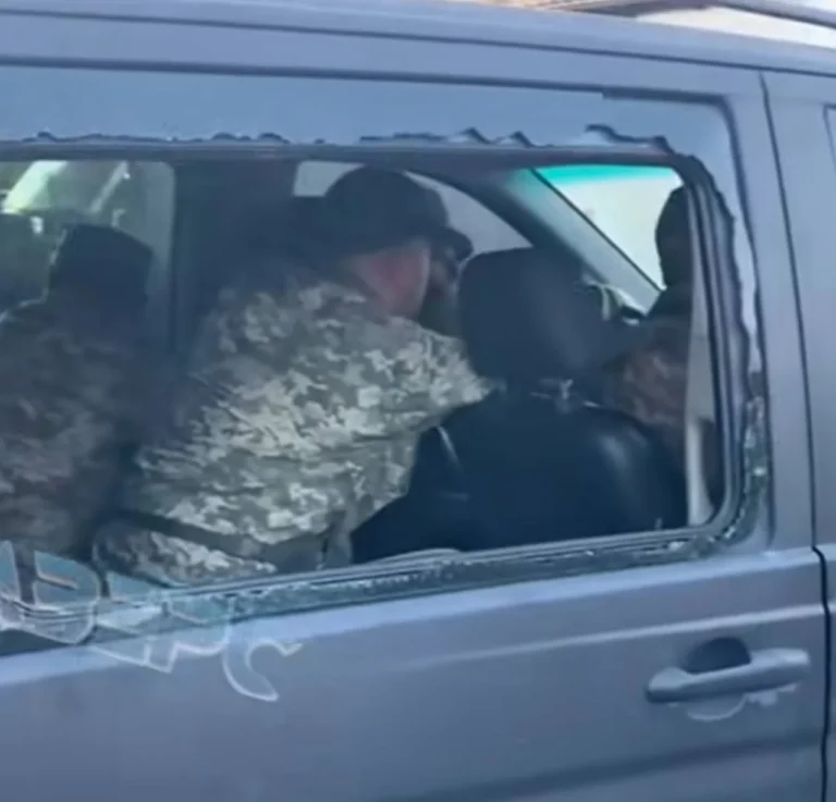 Бус ТЦК з розбитим вікном на подвірї Волині під час бійки затримання