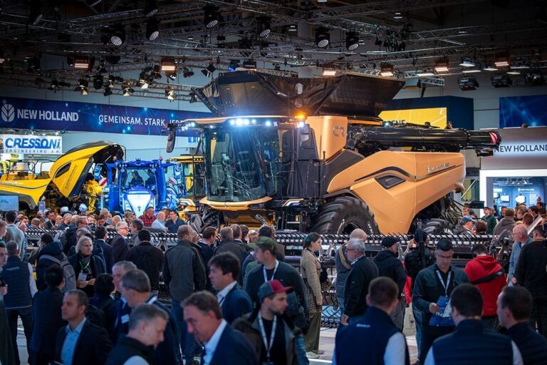 new-holland-predstavyla-gigantskyy-kombayn-cr11-na-vystavci-agritechnica