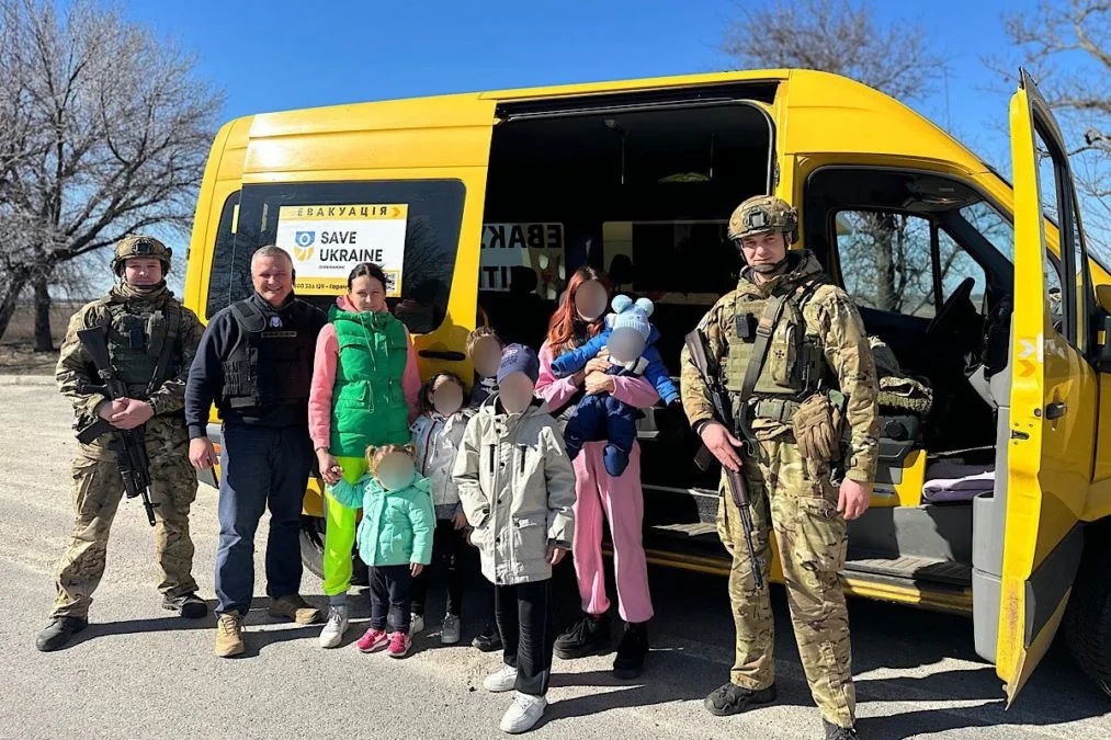 Військові з сімями та дітьми біля евакуаційного автобуса на Нікопольщині