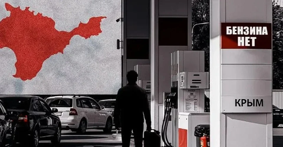 Людина з каністрою на АЗС в окупованому Криму з написом «БЕНЗИНА НЕТ»
