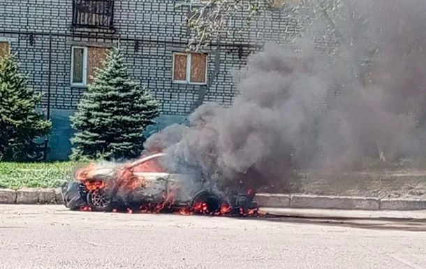 Спалений цивільний автомобіль після удару FPV-дроном РФ на Миколаївщині