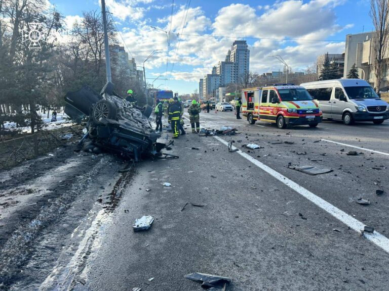 Последствия ДТП пьяного водителя в Деснянском районе Киева: разгромленные Mitsubishi и ВАЗ