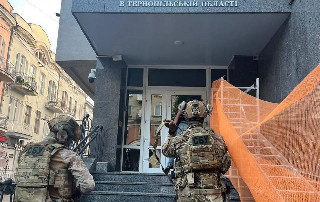 Співробітники СБУ проводять обшуки в управлінні поліції Тернопільської області