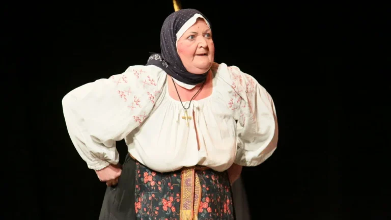 Любов Колесникова в ролі баби Палажки з серіалу «Спіймати Кайдаша»