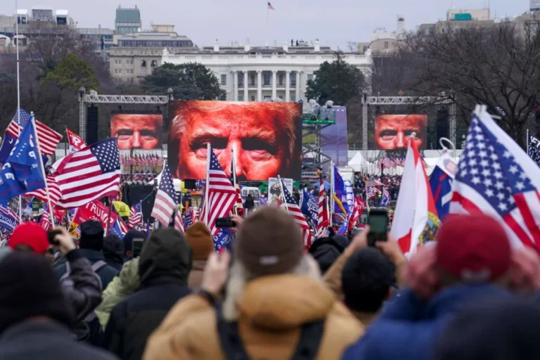 Толпа сторонников Дональда Трампа у Белого дома с его лицом на экранах