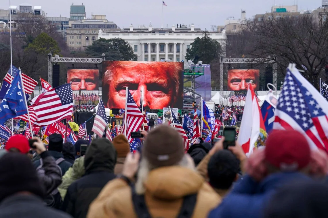 Натовп прихильників Дональда Трампа біля Білого дому з його обличчям на екранах