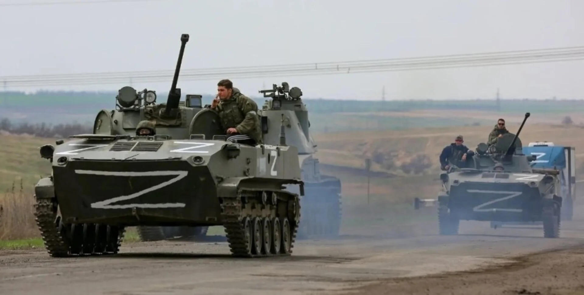 Російські бронемашини з символом Z висуваються на наступ під Києвом